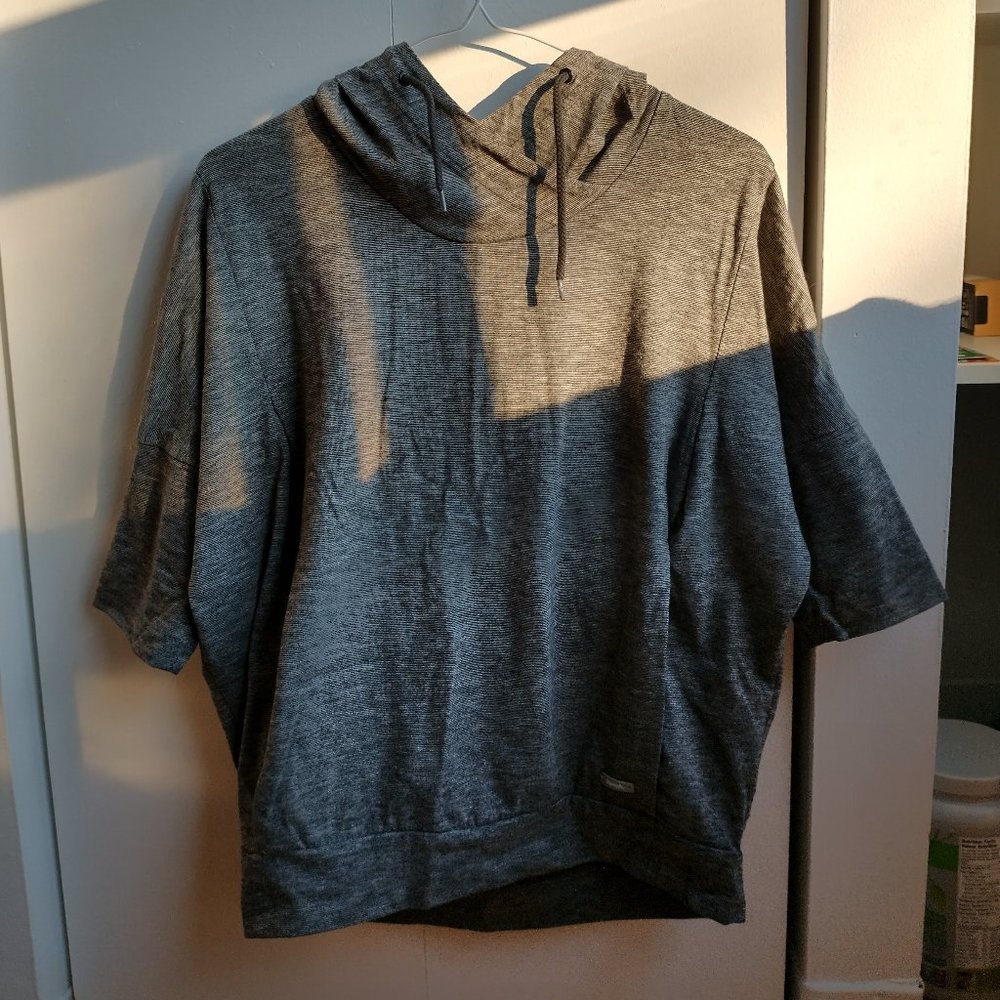 bench hoodie with mid-length arms and front pocket